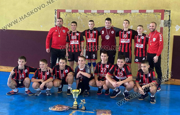 След оспорван мач хандбалистите на „Локомотив“ вдигнаха Купата на България