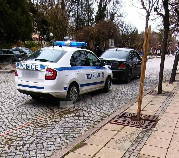 Нашенец от Истанбул се опита да паркира в пешеходната зона пред Полицията, заскрипаха го