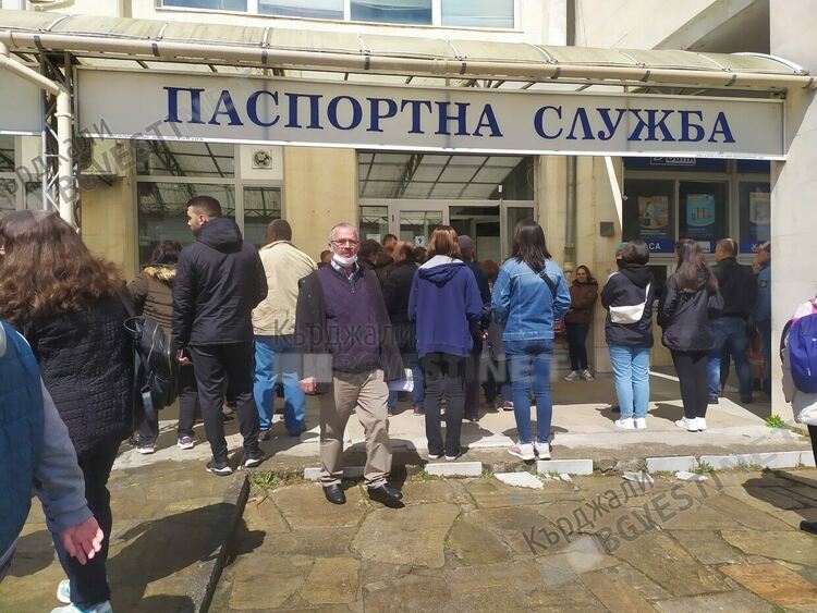 Гражданка благодари на служителките в сектор „Български документи за самоличност“ в Кърджали