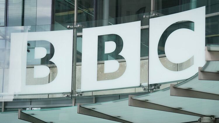 BBC отстрани водещ заради скандал със снимки на тийнейджър със сексуален характер
