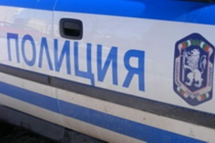 Задържаха 21-годишен и 16-годишен за кражба в Катуница