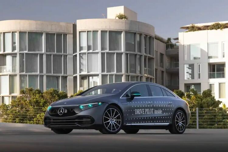 Mercedes пусна първите автомобили с автопилот ниво 3 – водачът ще може да не гледа пътя изобщо