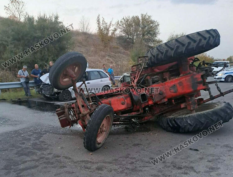 Кола се удари в трактор и го преобърна на платното