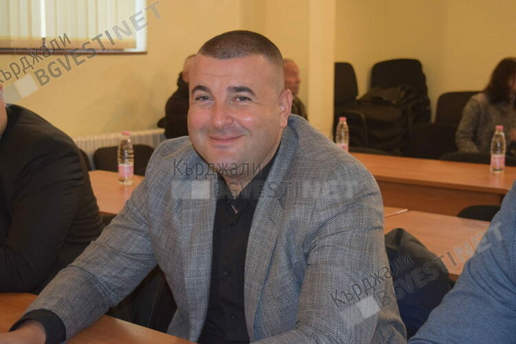   Общественикът Ахмед Моллахасан се е притекъл пръв на помощ на клиента на кърджалийски ресторант,който си глътна езика