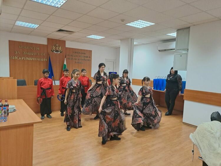 Ученици от Градина сурвакаха служители в държавни институции