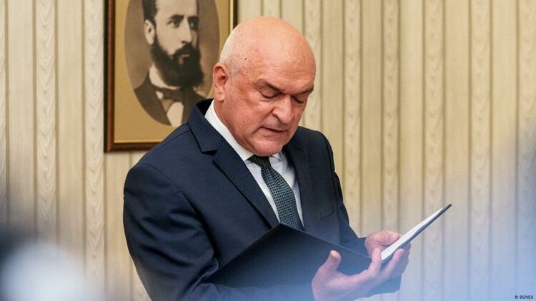 Размита отговорност и ново овластяване на Радев