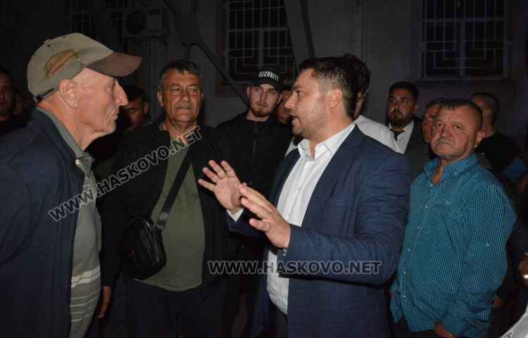 ЦИК отмени имунитета на Мюмюн Искендер, привърженици протестират пред ареста в Хасково