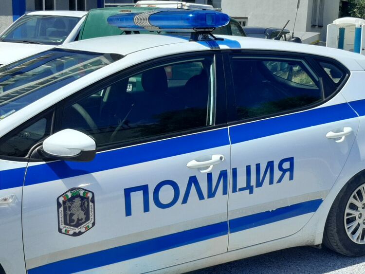 Кола се преобърна по таван край Долни Воден 