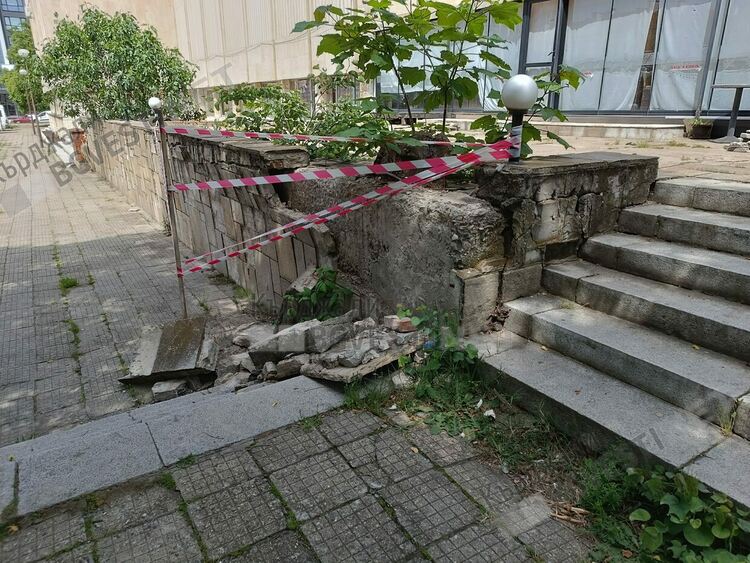 Подпорна стена на Театъра в Кърджали се руши,Общината нехае