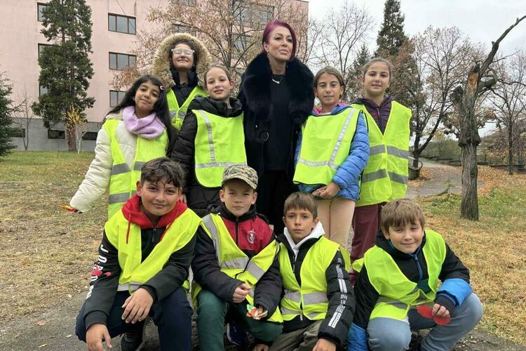 Учениците от Минерални бани тренираха безопасно пресичане 