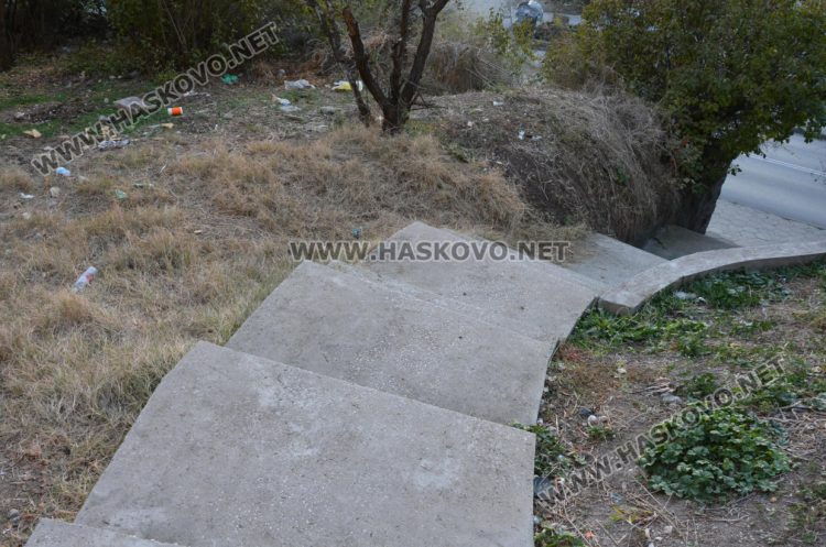 Изхвърлят боклуци в храстите над подпорната стена на бул. „Освобождение“ 