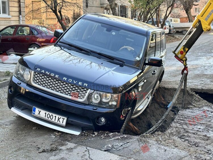 Джип "потъна" във ВиК авария в Димитровград