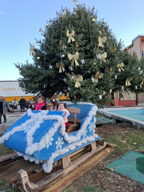 В Дълбок извор поставиха началото на сезона на коледните вълшебства