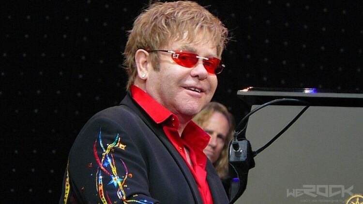 Elton John с нов клип към песента от 1973 г. „Step into Christmas“