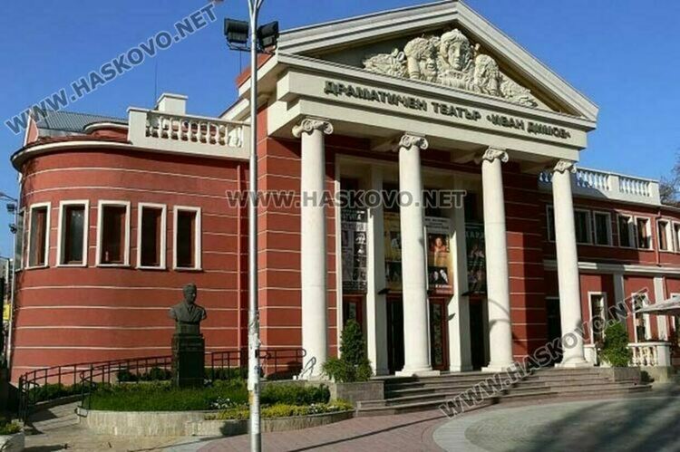 Театърът на червено, Министерството бави 500 000 лв.