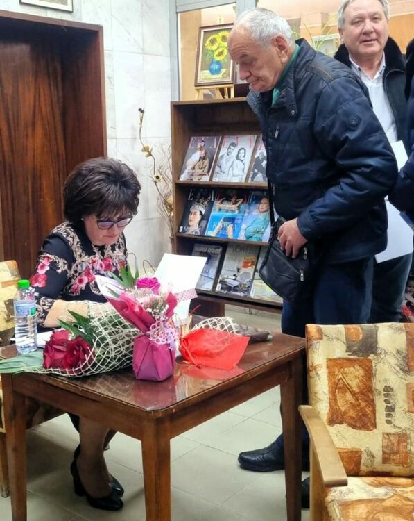 Представиха книгата "Площад Родопа планина" на Цвета Караянчева в Асеновград