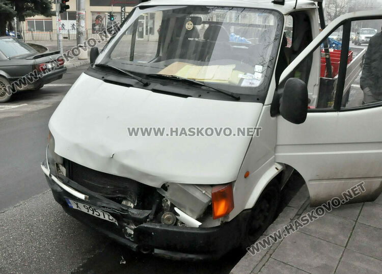 „Форд“ удари камион с амбалаж на централно кръстовище в Хасково