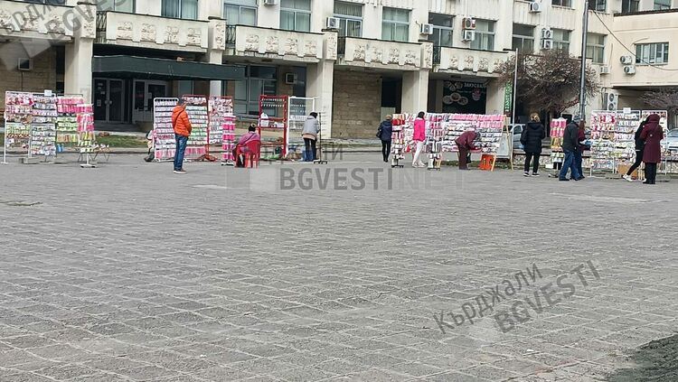 Стартира Базарът за мартеници в Кърджали, ще го местят в дървените къщички на Коледното градче?