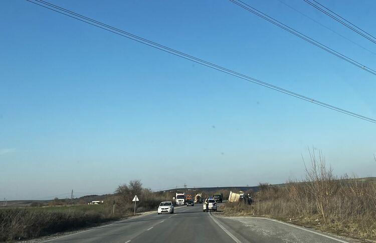 Главният път Хасково-Стара Загора е блокиран от полицейски патрули на изхода на Димитровград