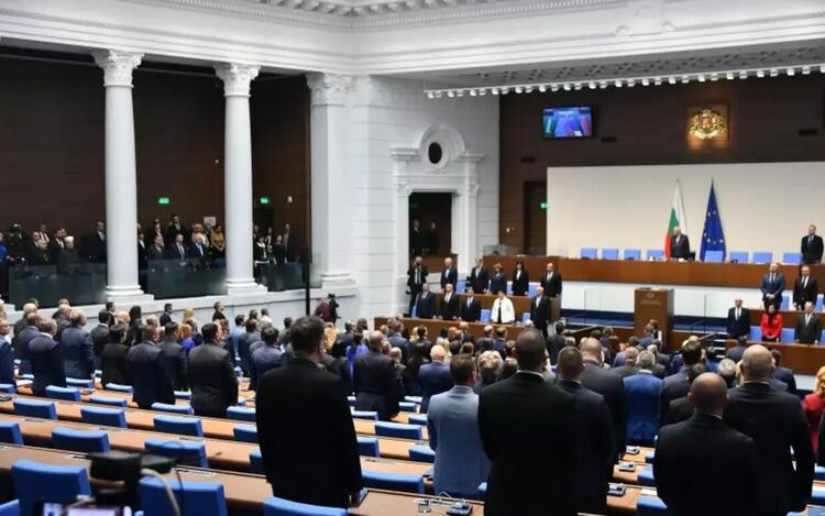 „Клиентите“ на Сарафов в НС са колкото парламентарна група