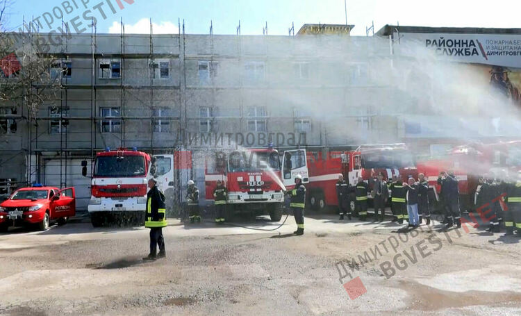 На 60-тия си рожден ден главен инспектор Иван Пачов се пенсионира под струите на пожарни автомобили