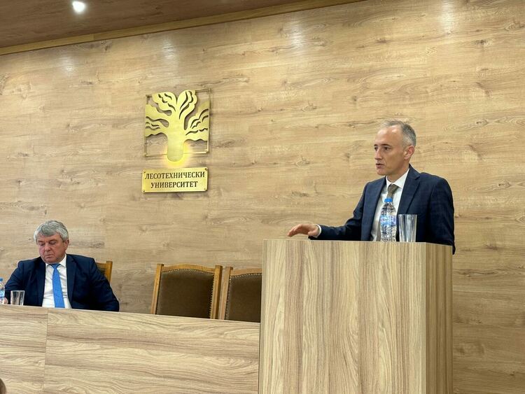 МОН готви пълна забрана на мобилни телефони в училище