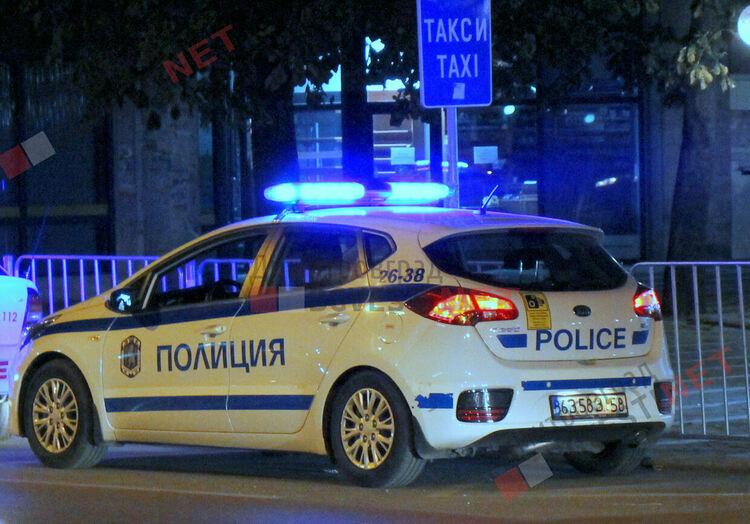 Сигнал до 112: Полицейска кола ми пречи да изпреварвам в лявата лента