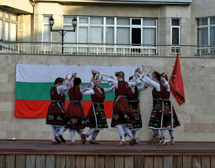 Стотици танцьори в народни носии - на "Маврудово хоро" в Асеновград