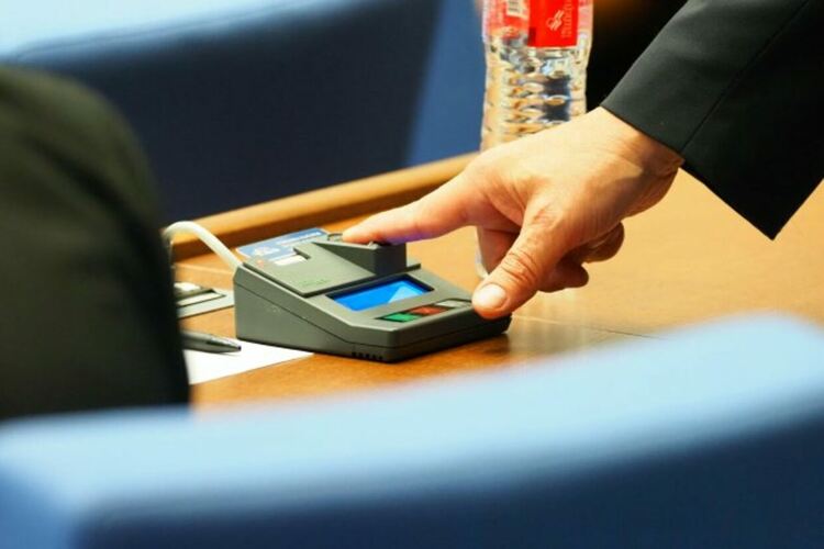 Депутатите скоростно отхврълиха ветото на Румен Радев върху промените за особения управител на "Лукойл"