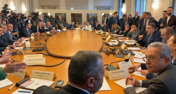 Бурен скандал в бюджетна комисия, НСО влезе в залата