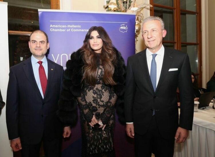 Американската посланичка в Атина отиде на прием по боди и прозрачна рокля