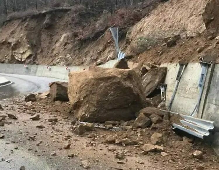 Свлачище затруднява движението по пътя Асеновград-Смолян 
