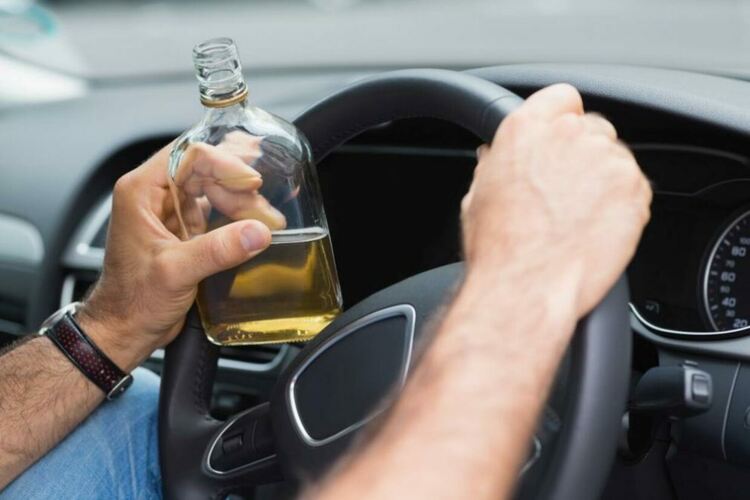 Рекордьор! Задържаха 47-годишен смолянчанин да шофира с 2,48 промила алкохол 