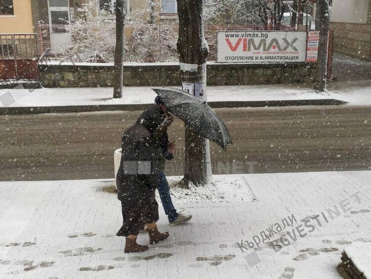 Жълт код за обилни снеговалежи в Кърджалийско,условия за поледици