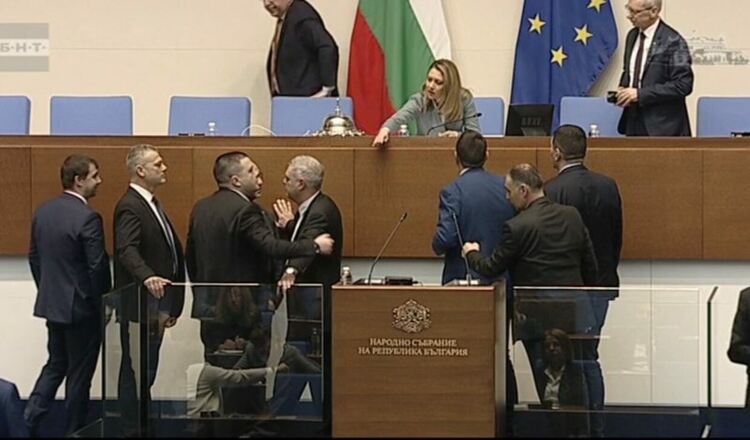 Скандал прекъсна заседанието на НС