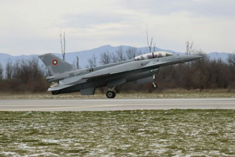 Няма пари. Следващите F-16 няма да кацнат скоро в България