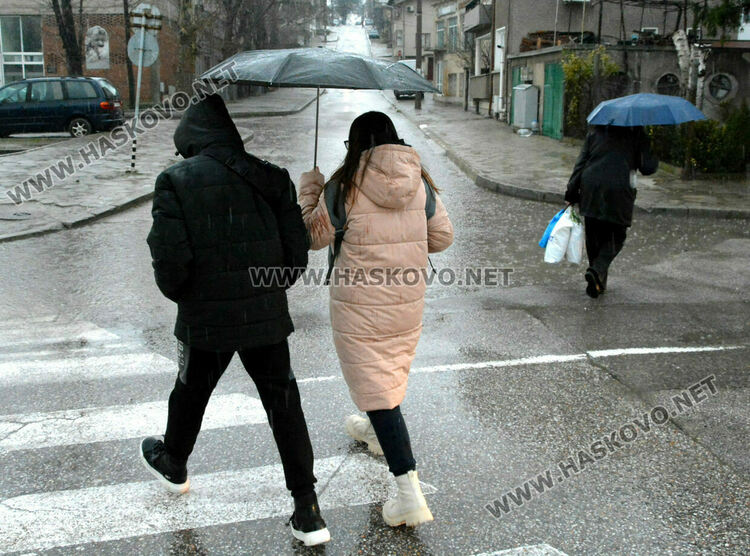 Жълт код за Западна България за значителни валежи