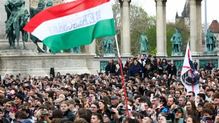 Светът следи отблизо изборите в Унгария: Идва ли краят на ерата „Орбан“? 