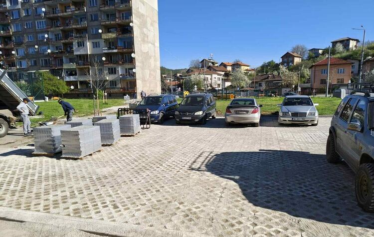 Нови тротоари и паркоместа се изграждат по улиците „Струма“ и „Георги Раковски“