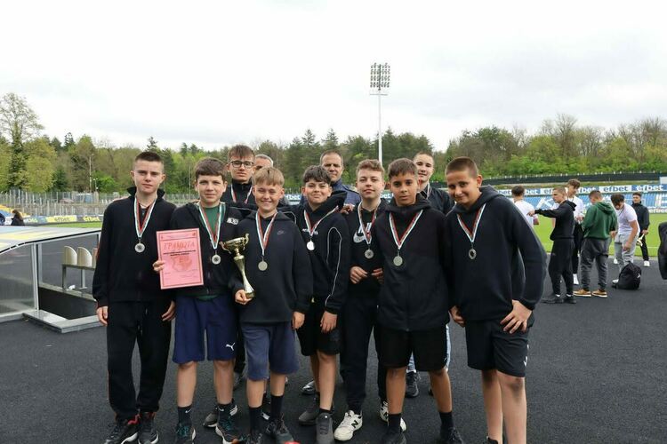 Отборът на СУ „Йордан Йовков“ на почетната стълбичка в състезанието „Млад огнеборец“