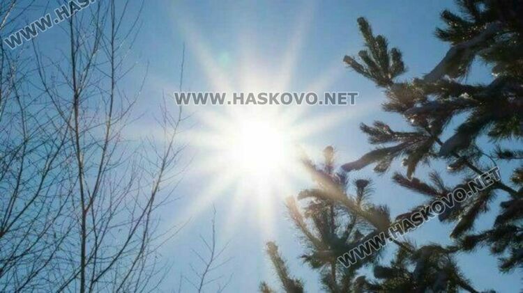 Слънчево време с малко разкъсани облаци