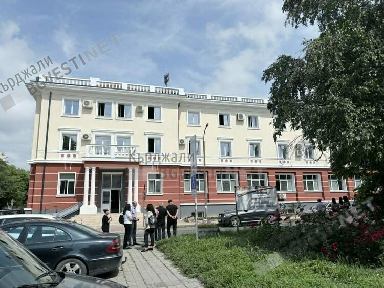 Журналистите от Радио Кърджали прекъснаха работа заради сигнал за бомба в медията