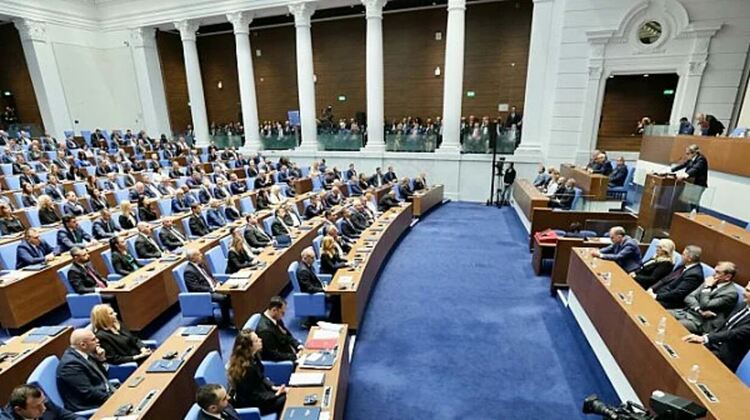 Депутатите единодушно замразиха заплатите си