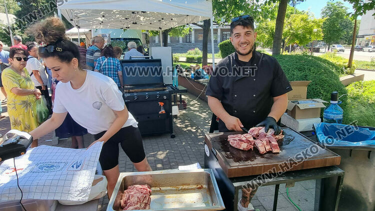 Почерпиха с уникална супа гостите на „Празник на вкусното българско свинско“