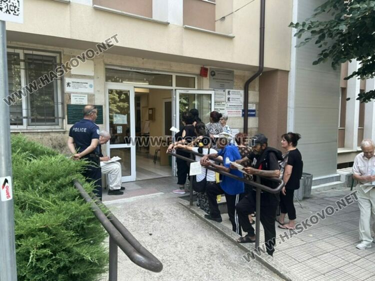 Опашки се извиха от 6 часа сутринта в първия ден за кандидатстване за помощи за отопление 