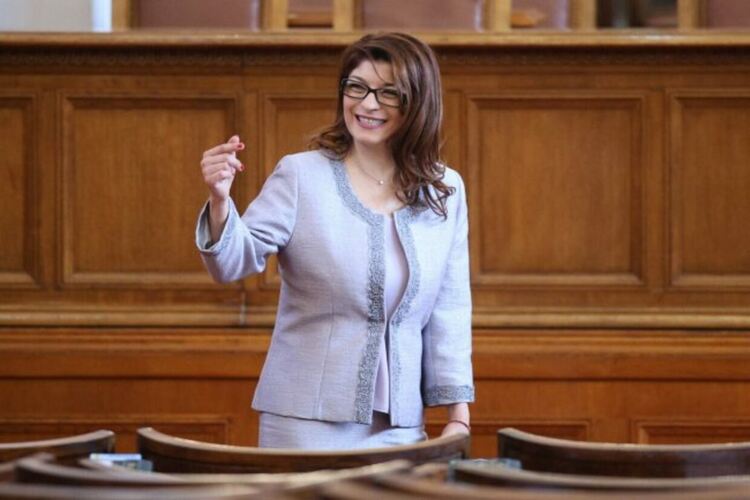 Вълна от искания за оставката на Десислава Атанасова от КС