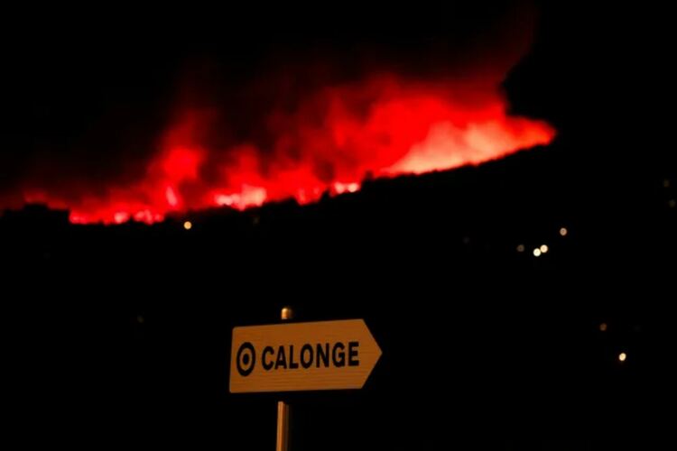 Пожари бушуват в обхванатите от горещини Испания и Португалия 