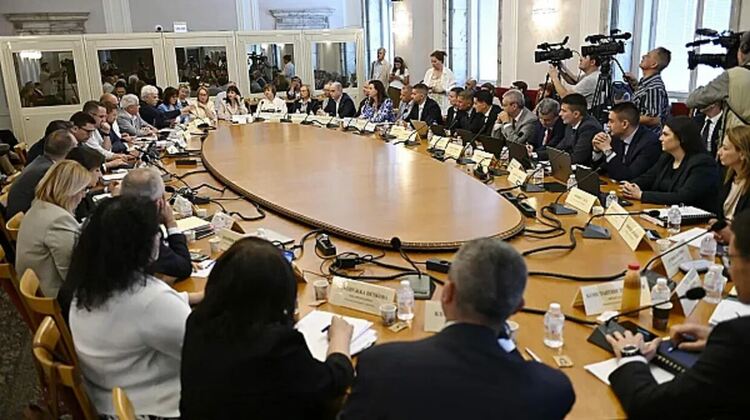 Първият бюджет в евро влиза в парламентарните комисии с рекорден дефицит