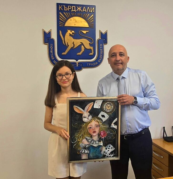Кметът Ерол Мюмюн поздрави младата художничка Мелиса Яшар за впечатляващия й дебют