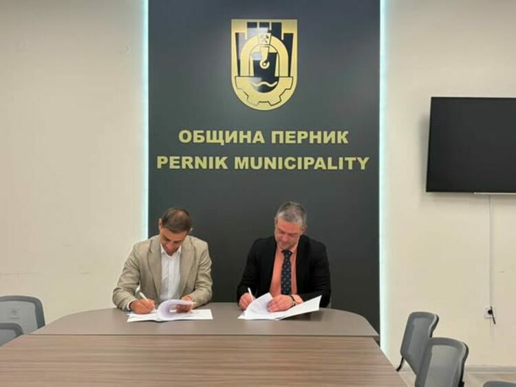 Община Перник и Центърът за развитие на човешките ресурси подписаха меморандум за стратегическо сътрудничество